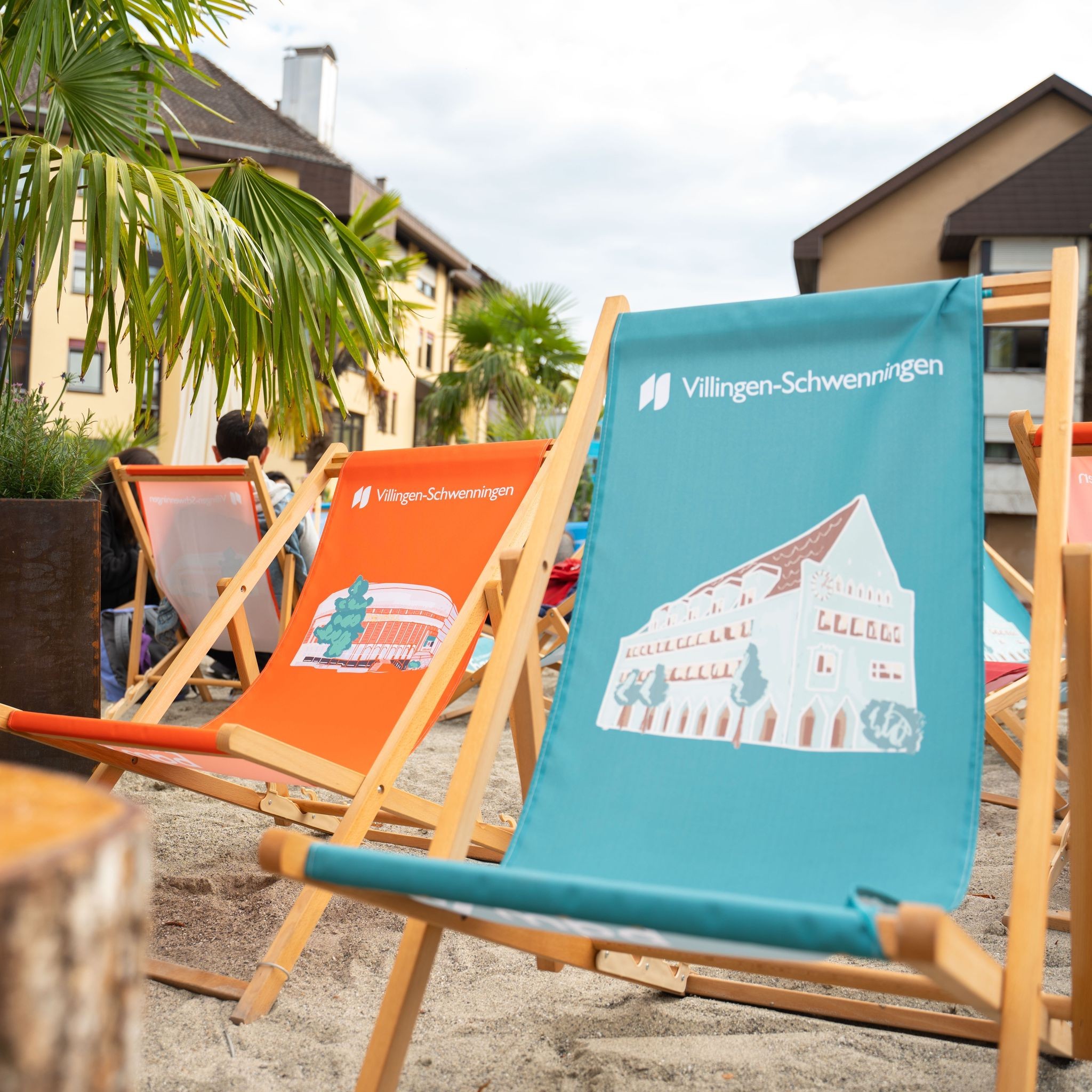Liegestühle im Stadtstrand