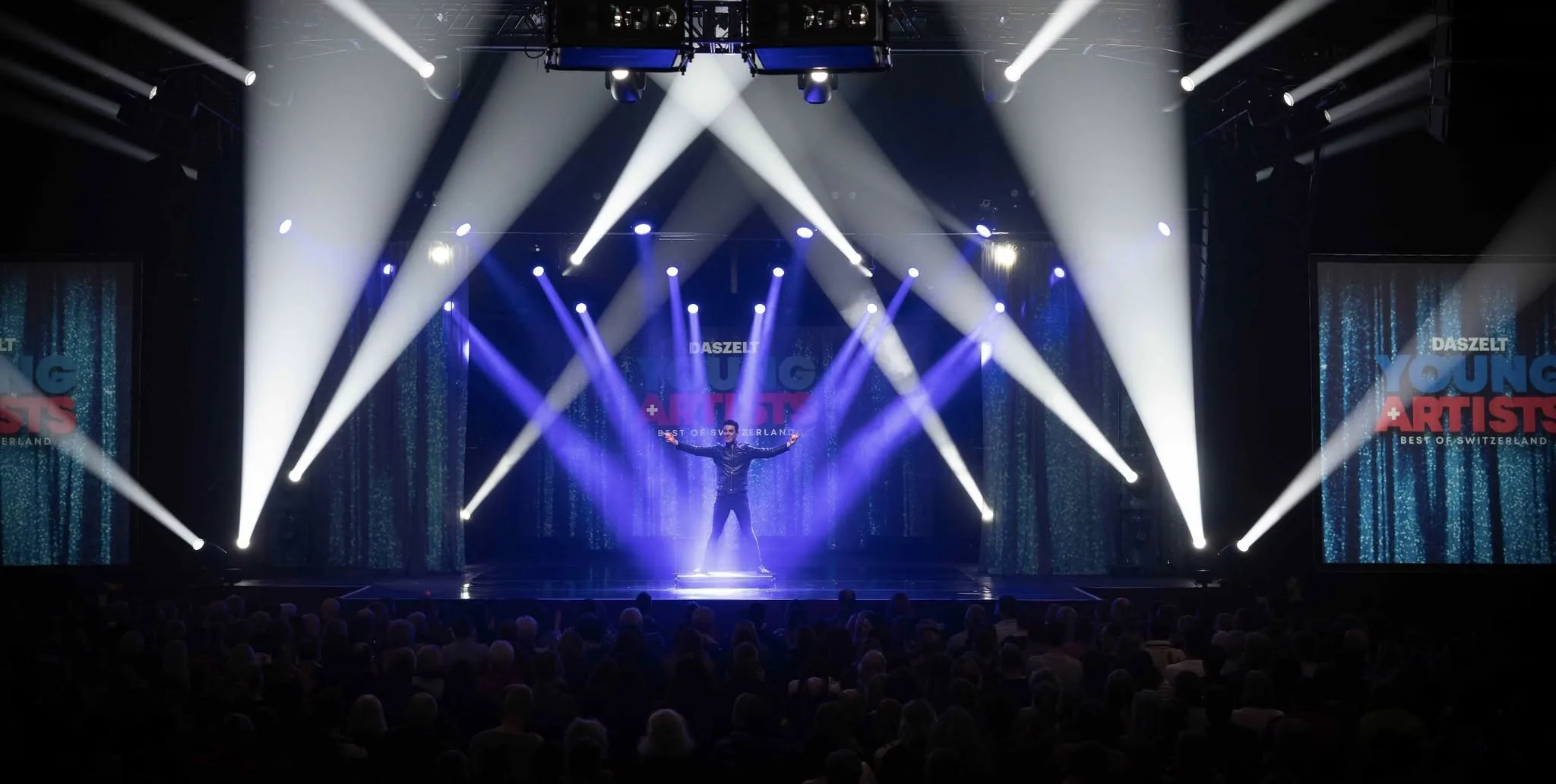 Young Stage Show 2025: Bühnenansicht mit Lichtgestaltung